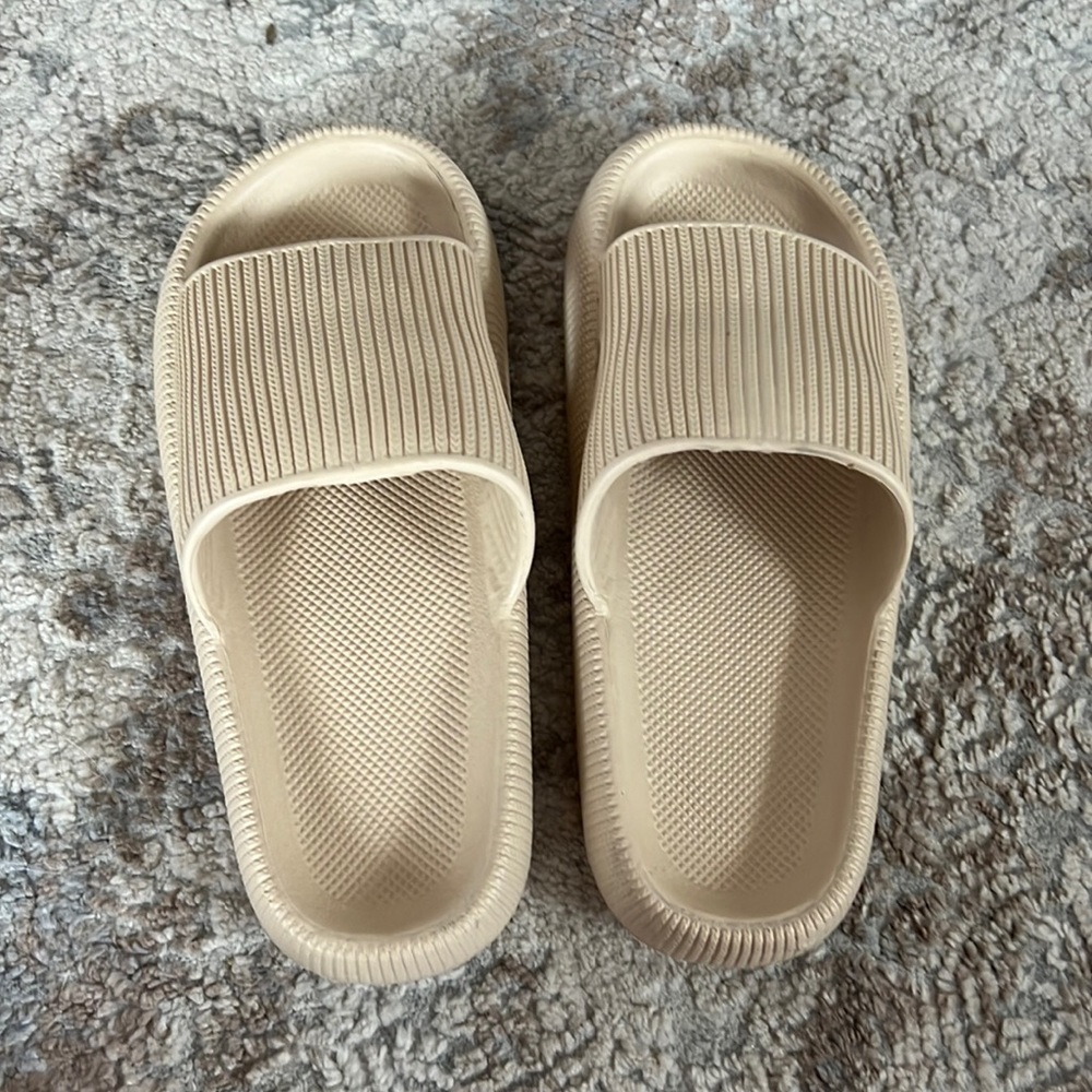 NEVER WORN sandals